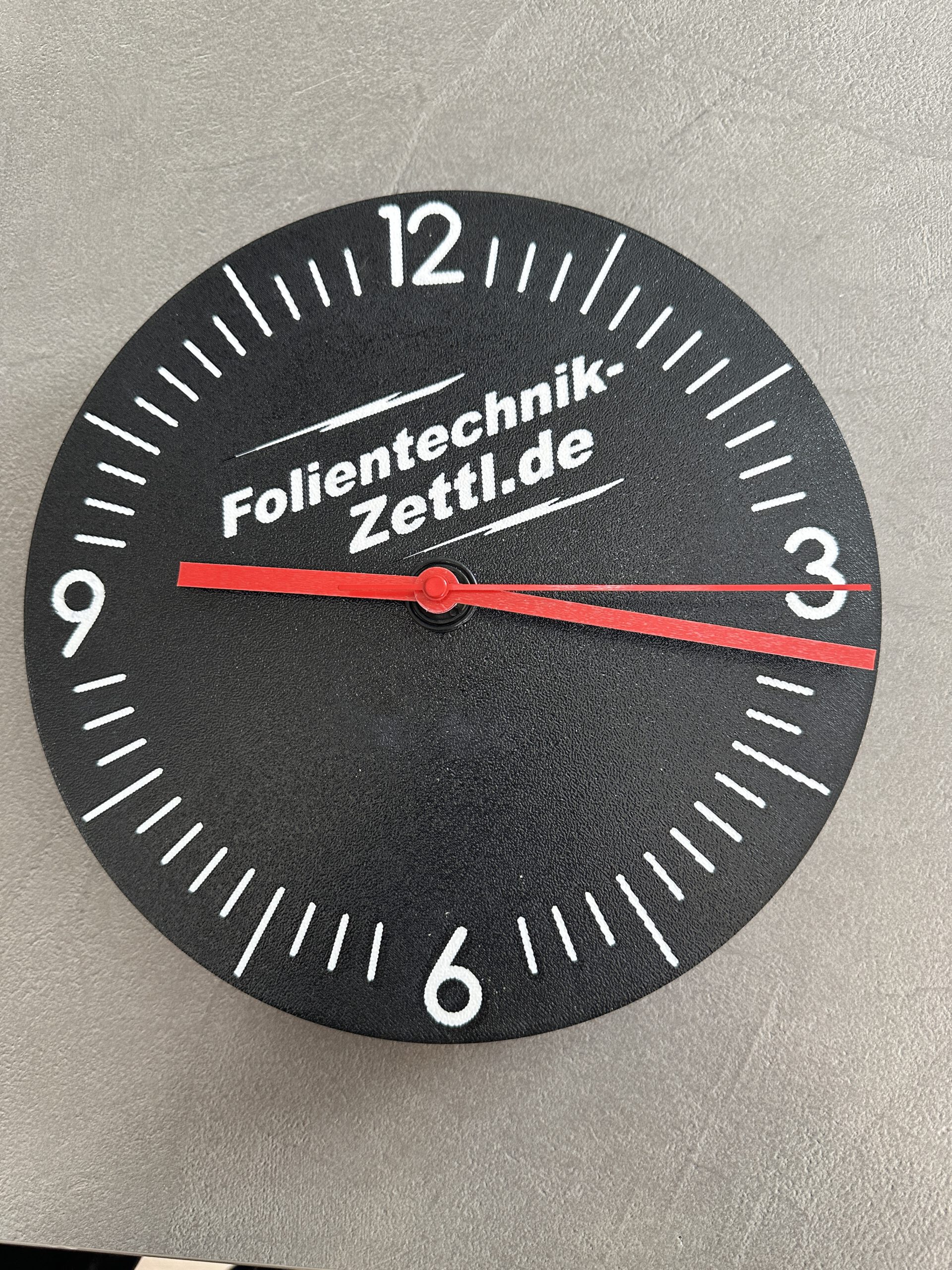 Wanduhr mit ihrem Logo – Bild 4